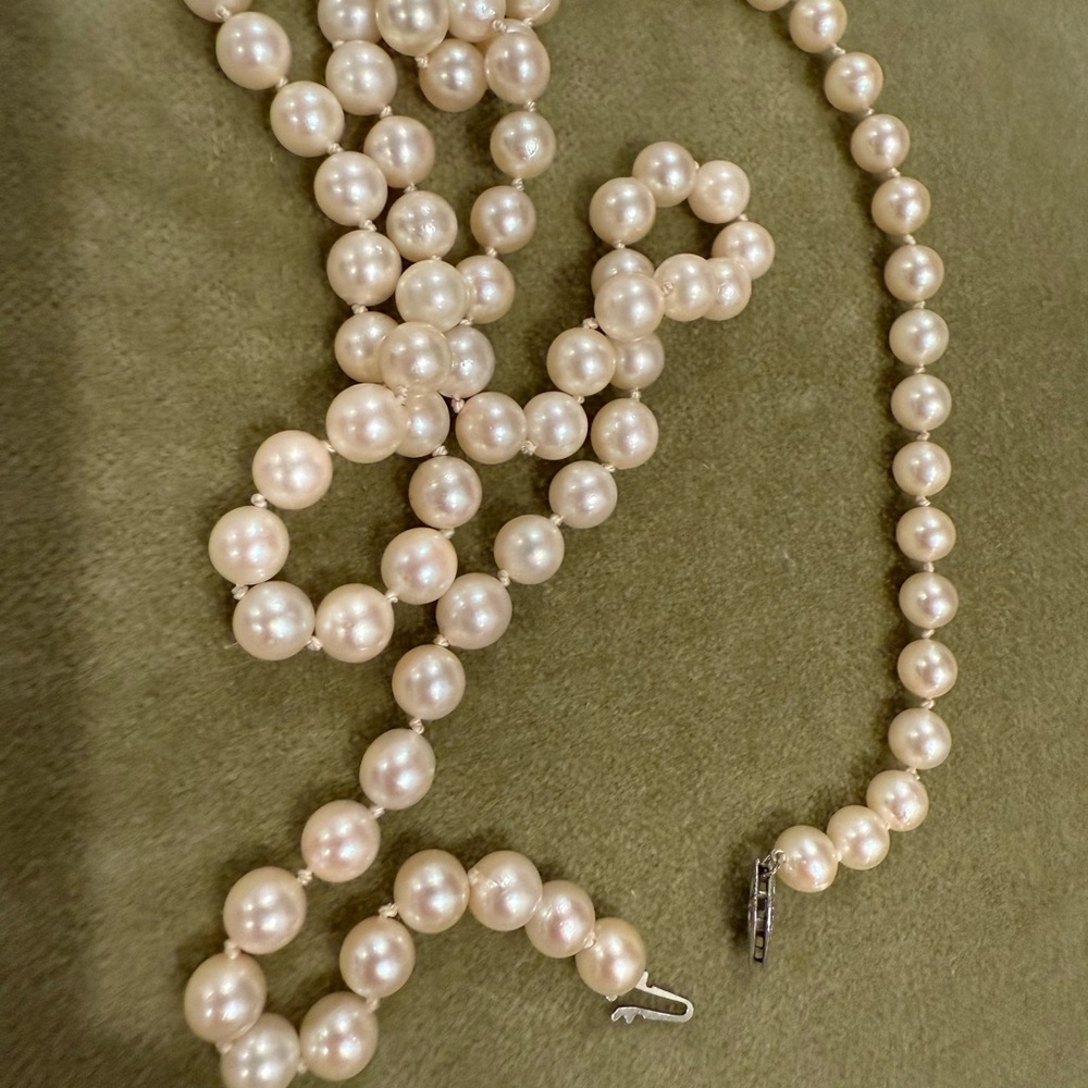 Elegant Pearl Necklace vintage